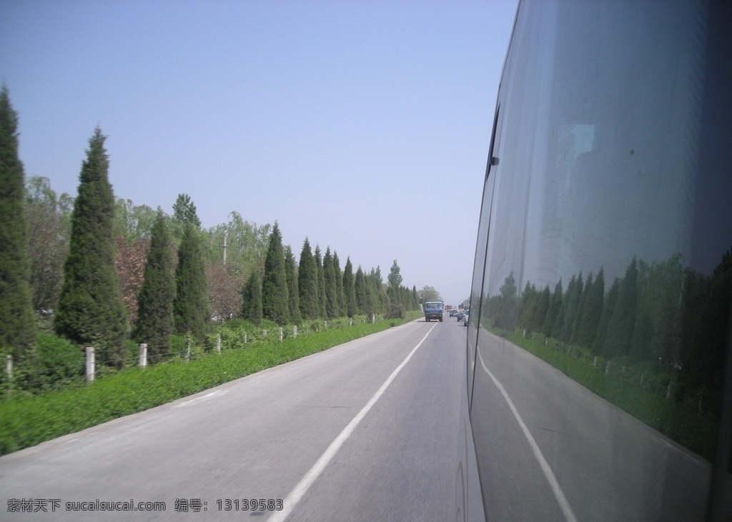 车窗外 汽车 车窗 行驶 路上 公路 行驶的车 绿化带 自然风景 自然景观