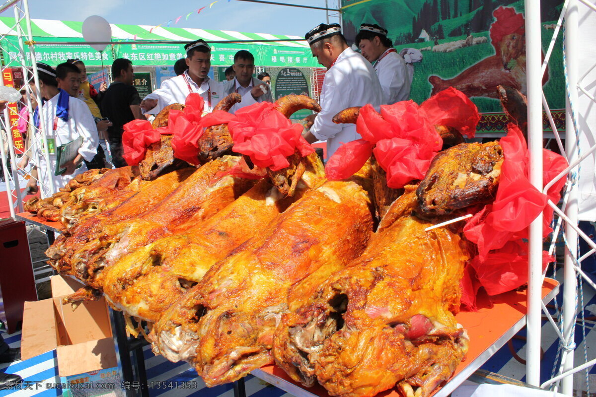 新疆烤全羊 新疆 烤全羊 羊肉 人群 街道 传统美食 餐饮美食