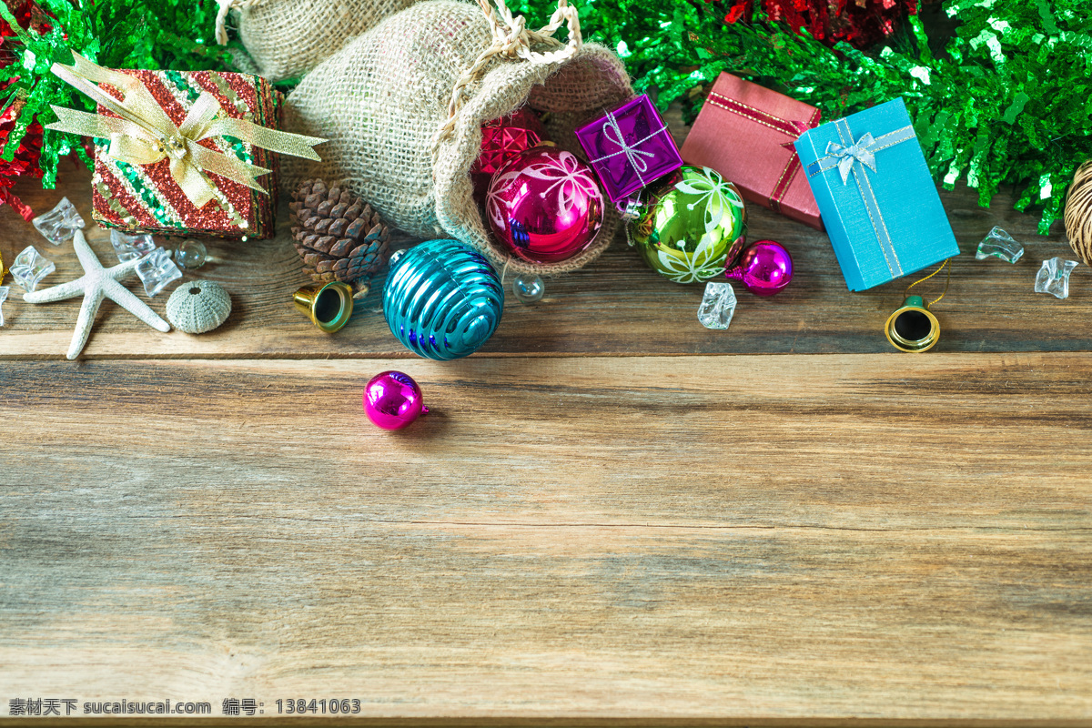 木板 上 圣诞节 装饰品 圣诞树 海星 礼物盒子 节日庆典 生活百科 黄色
