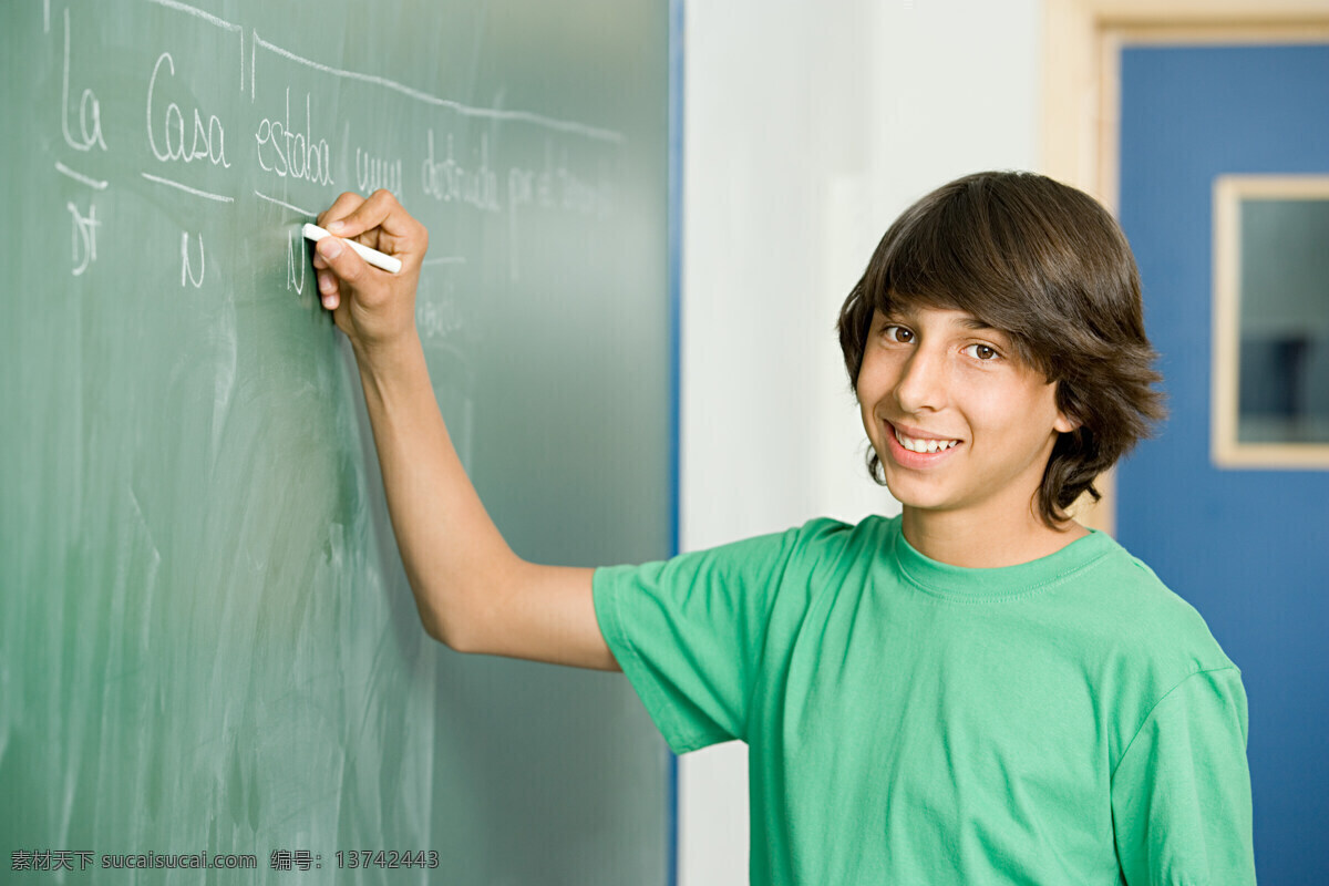 黑板 上 写字 男生 学校生活 学习 人物 教育 男孩 外国男孩 课堂 教室 知识 粉笔 高清图片 jpg素材 生活人物 人物图片