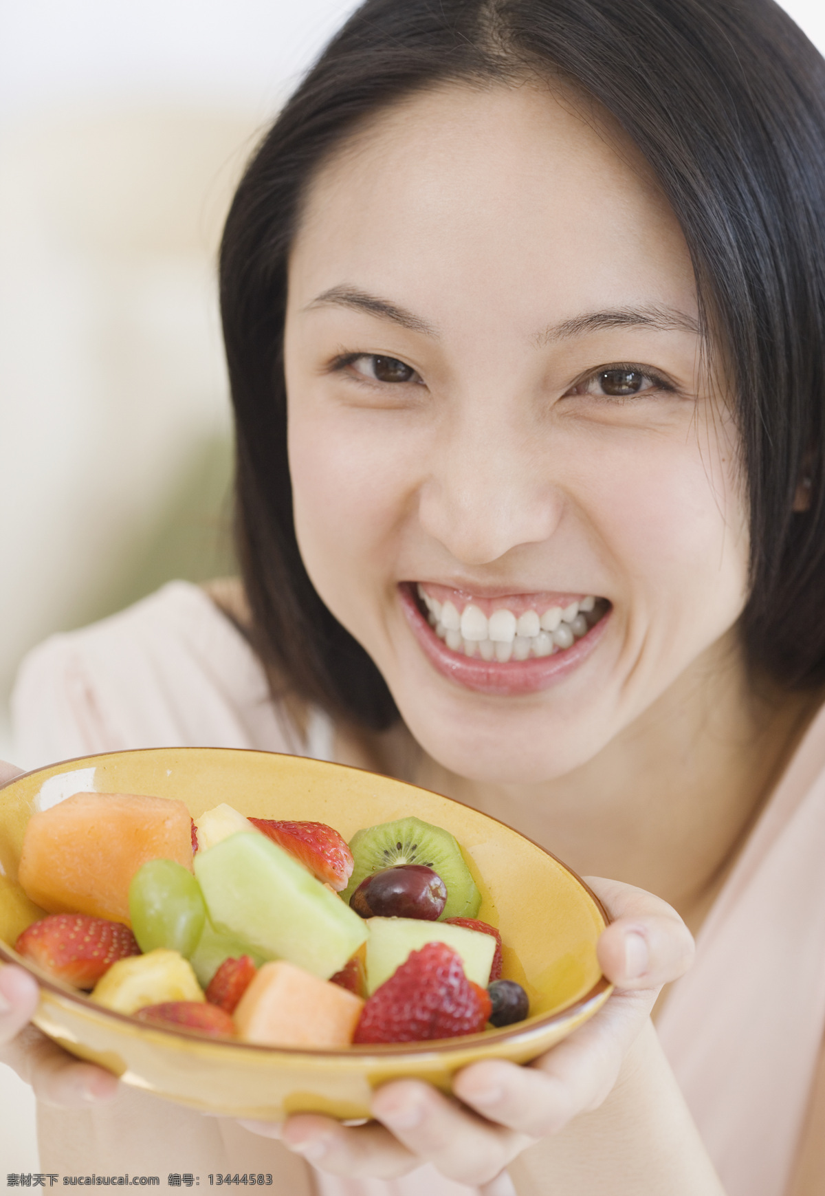 吃 水果 女生 女性 女人 美女 女孩 清纯 笑容 模特美女 果盘 美女图片 人物图片
