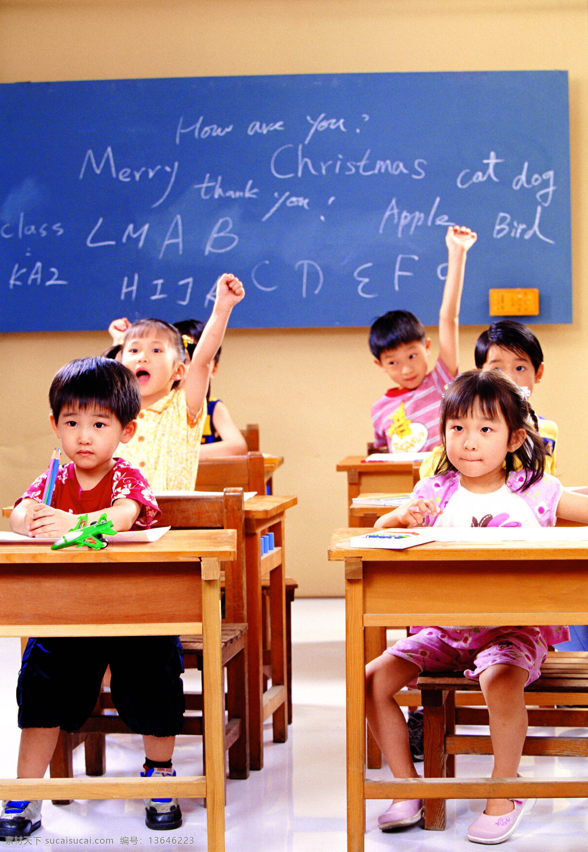学生课堂 黑板 墙面 女孩 男孩 桌椅 地砖 铅笔 玩具 活泼 人物图库 儿童幼儿 摄影图库
