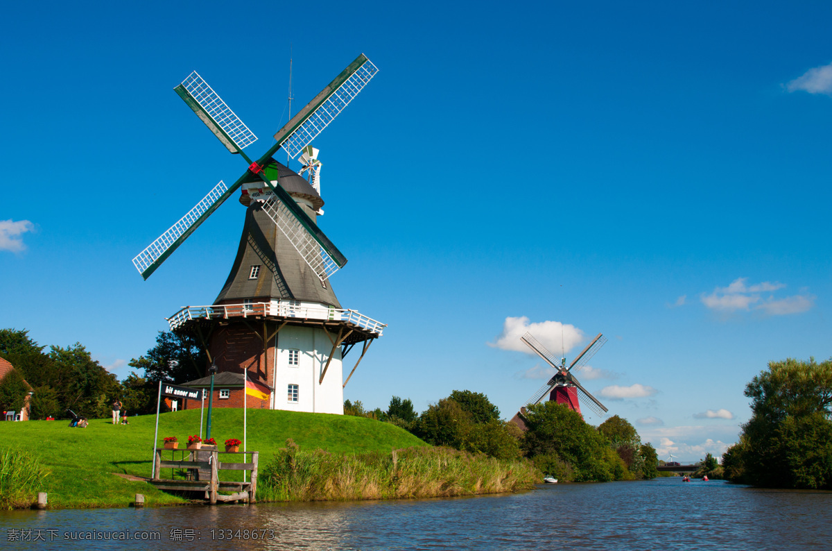 荷兰风车 建筑 别墅 住宅 房屋 房顶 庄园 天空 风车 农庄 农场 能源利用 清洁能源 灌溉 河流 建筑摄影 建筑园林