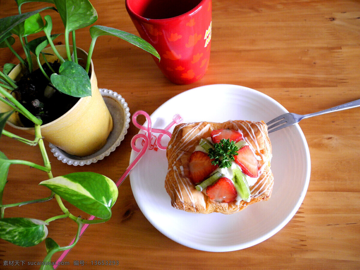 美味食品 西式糕点 草莓慕斯 水果面包 特色面包 松软可口 面包美食 西餐美食 餐饮美食
