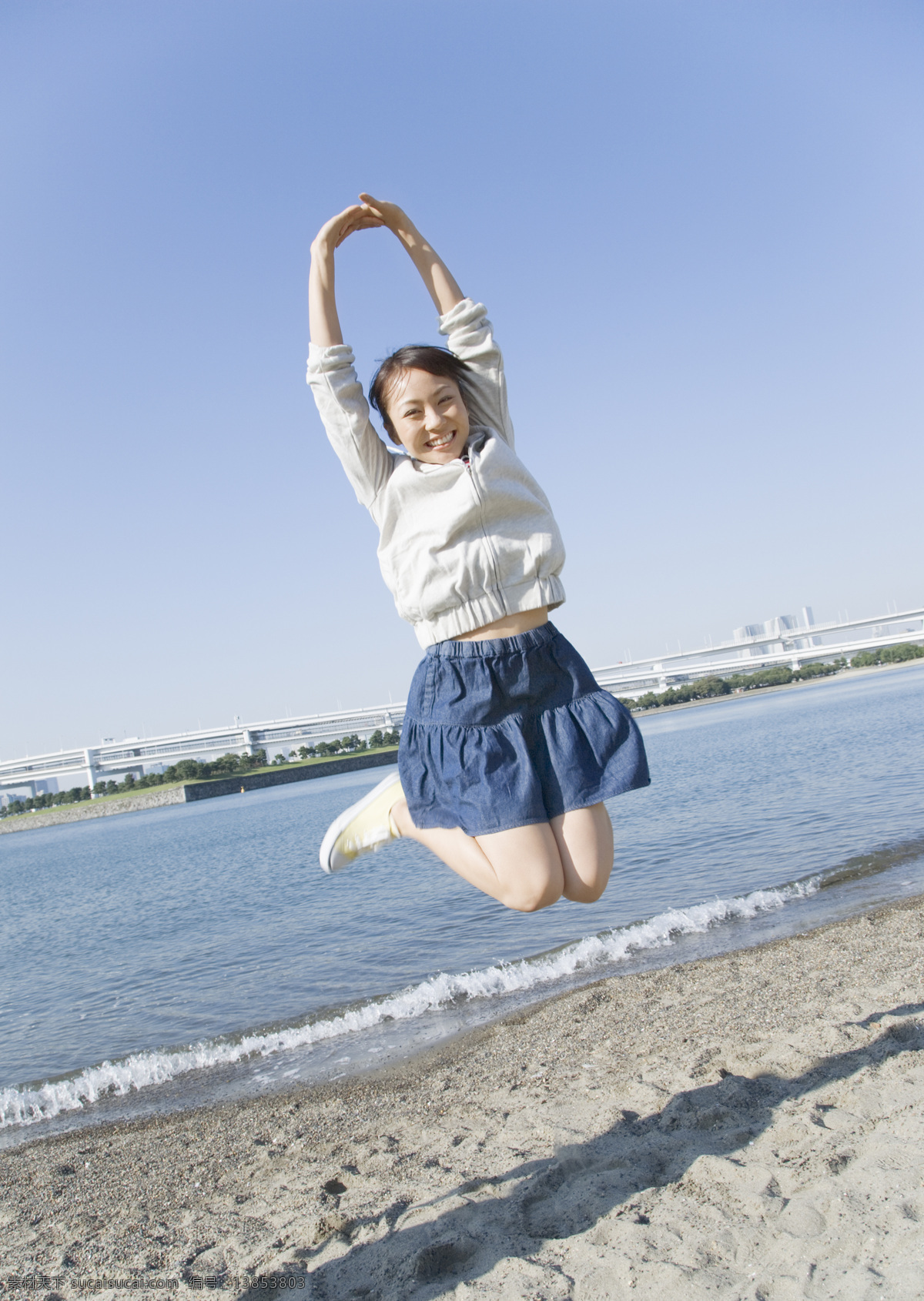 沙滩 跳跃 快乐 女生 假日 女性 美少女 时尚美女 女孩 开心 笑容 性感美女 摄影图 人物素材 高清图片 美女图片 人物图片