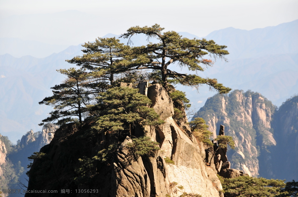 黄山风景 黄山 崇山峻岭 松树 蓝天 远山 石头山 高山 风景 旅游 大山 连绵不断 高低起伏 岩石 一线天 自然景观 风景照片 风景名胜