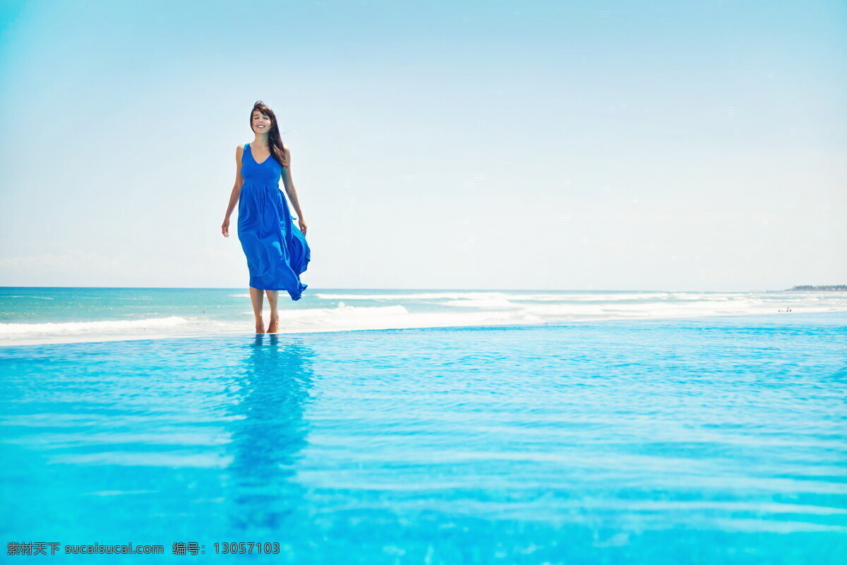 海滩 上 散步 美女 性感美女 美女模特 美女写真 外国女性 外国女人 大海风景 海面风景 其他类别 生活百科 青色 天蓝色