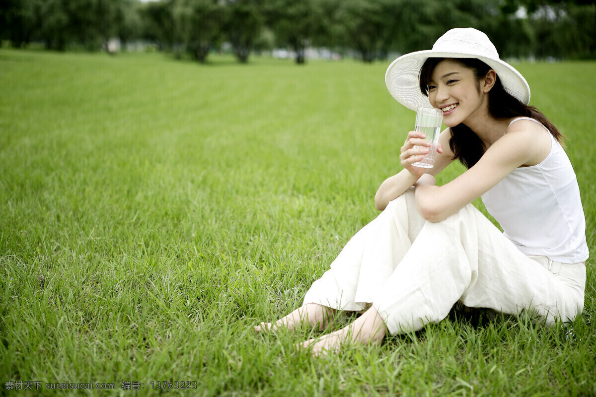 美女 春意 春天的气息 清新空气 树林 草地 帽子 杯子 人物图库 女性女人 摄影图库