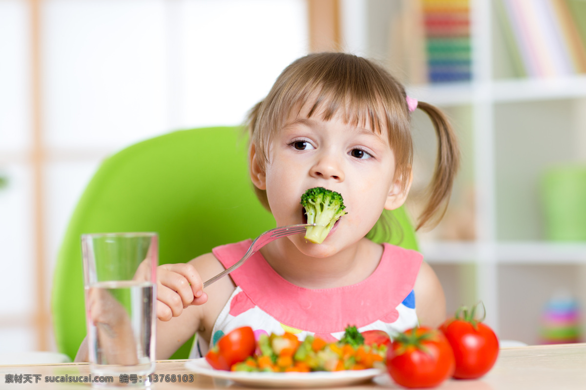 可爱 婴儿 饮食 健康饮食 吃饭 喂饭 宝宝 baby 孩子 小儿 儿童 幼儿 人物图库 儿童幼儿