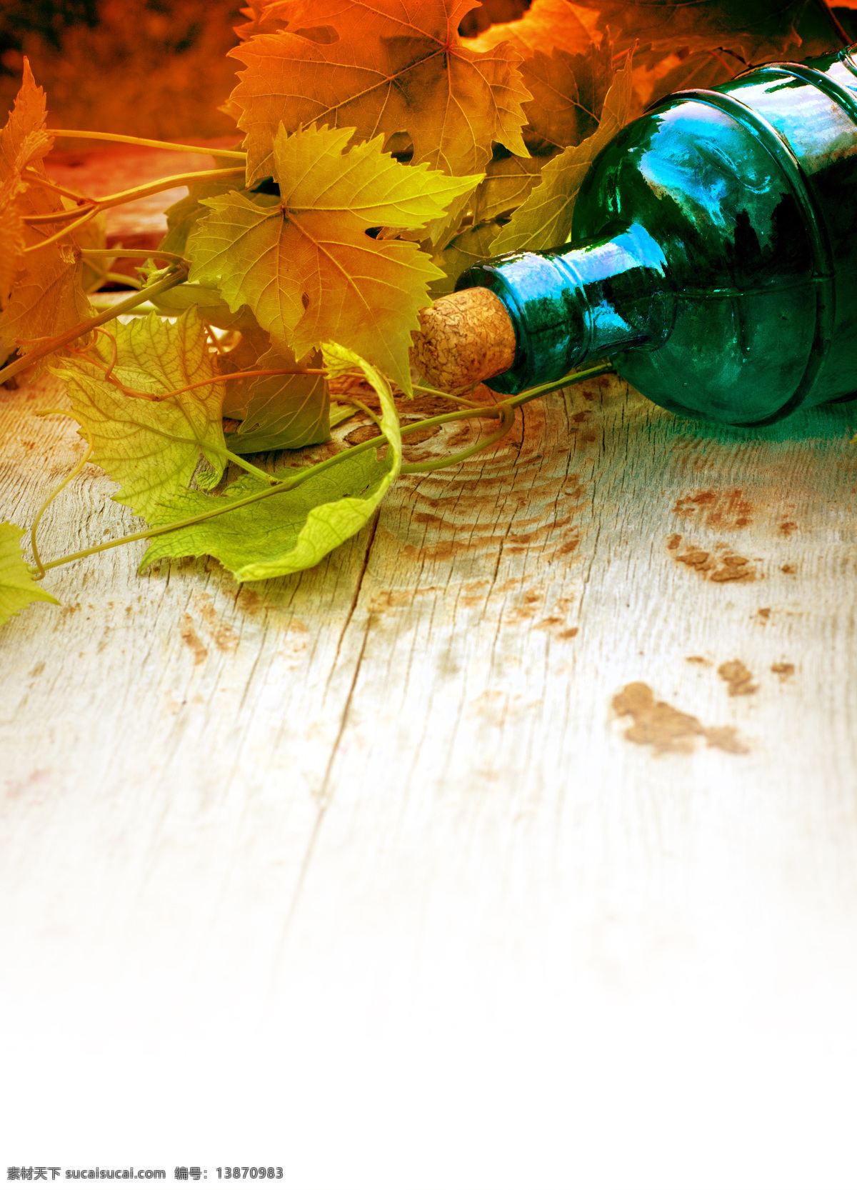 玻璃 酒瓶 葡萄 叶 葡萄酒 木板背景 木纹背景 葡萄叶 葡萄藤 玻璃瓶子 酒类图片 餐饮美食