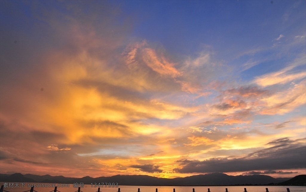 蓝天夕阳云朵 天空 云层 夕阳 晚霞 地平线 空旷 蓝天白云 自然景观 自然风景 风景 海岸 水面 栏杆 山