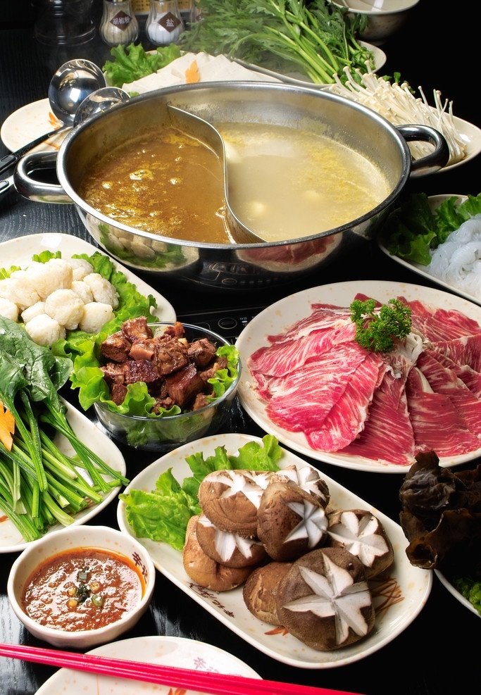 中式 鸳鸯 火锅 大餐 中式美食 鸳鸯火锅 火锅大餐 养生 营养 羊肉 牛肉 香菇 蘸酱 蘸料 鱼丸 菠菜 木耳 粉丝 金针菇 茼蒿 传统美食 餐饮美食