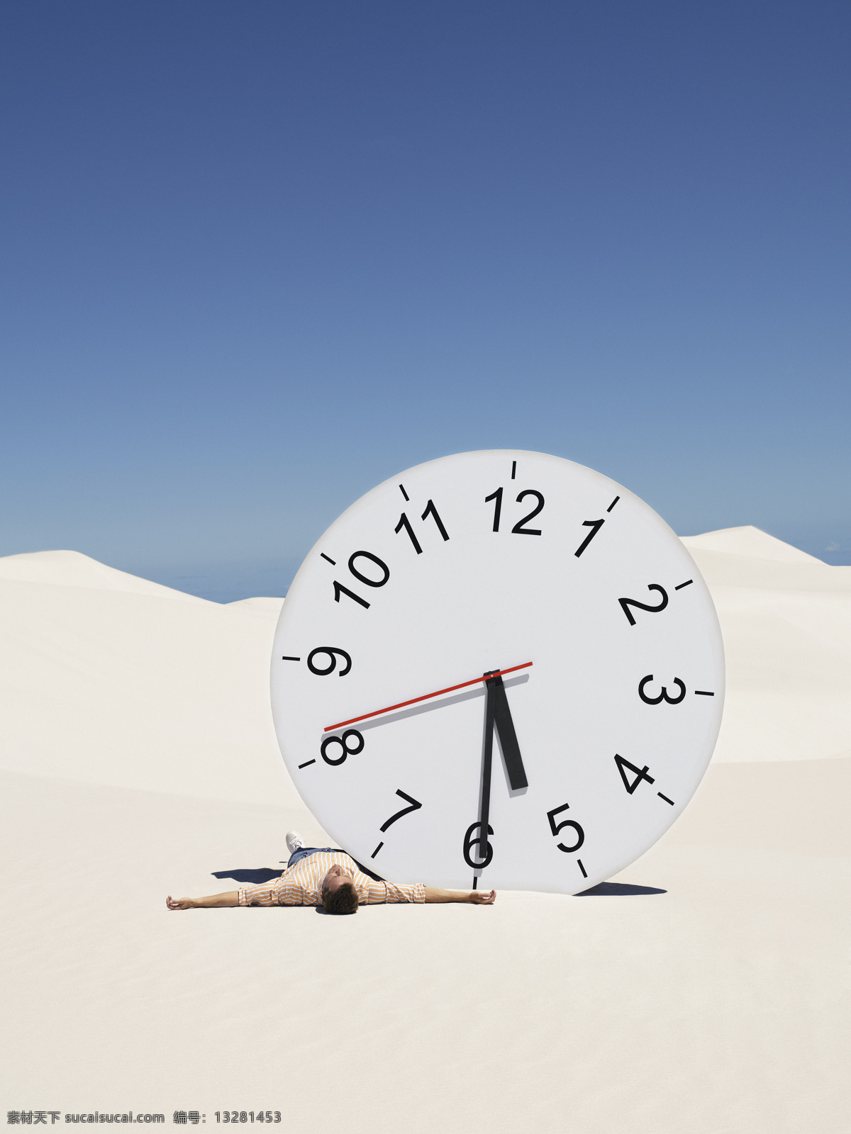 沙漠创意摄影 沙漠 荒原 钟表 时钟 人 创意 广告 世界末日 生活素材 生活百科