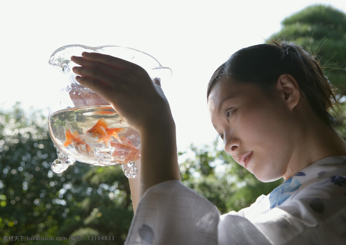 看 金鱼 日本美女 日本夏天 女性 性感美女 日本文化 和服 看金鱼 鱼缸 模特 美女写真 摄影图 高清图片 美女图片 人物图片
