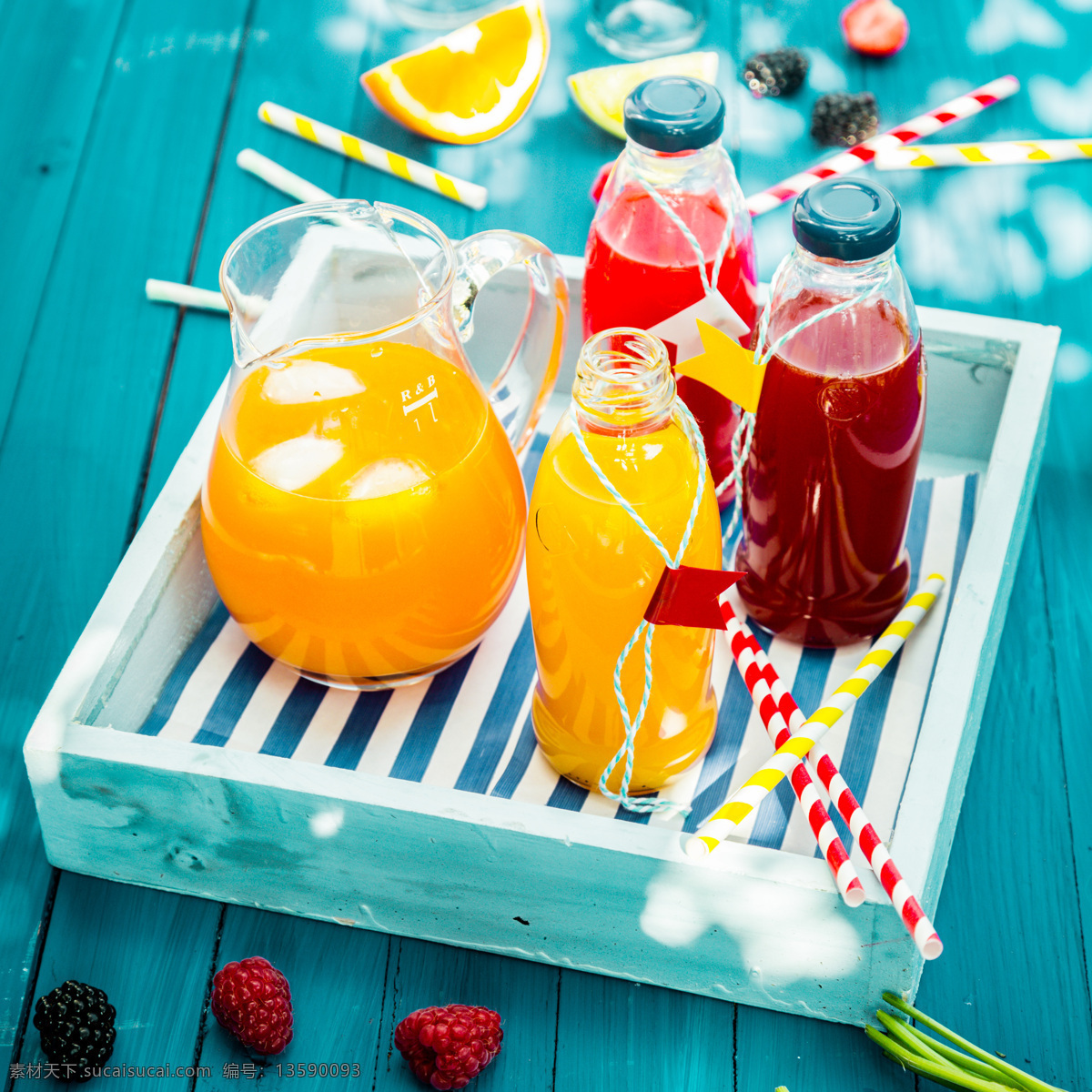 各种 水果 饮料 各种水果饮料 水果饮料 树莓 橙子 吸管 瓶子 蓝色木板背景 其他类别 生活百科