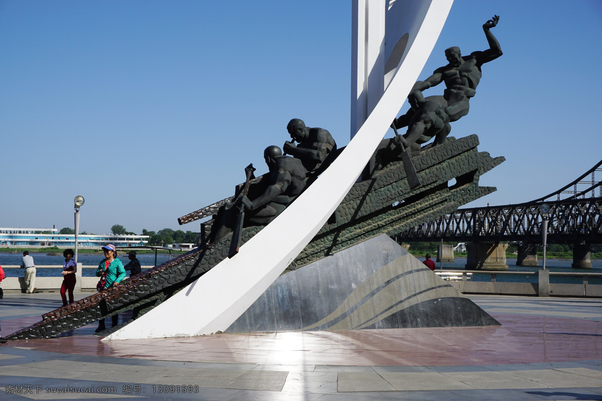 丹东 鸭绿江 雕塑 游人 蓝天 旅游 朝鲜 雕塑雕像 旅游摄影 国内旅游