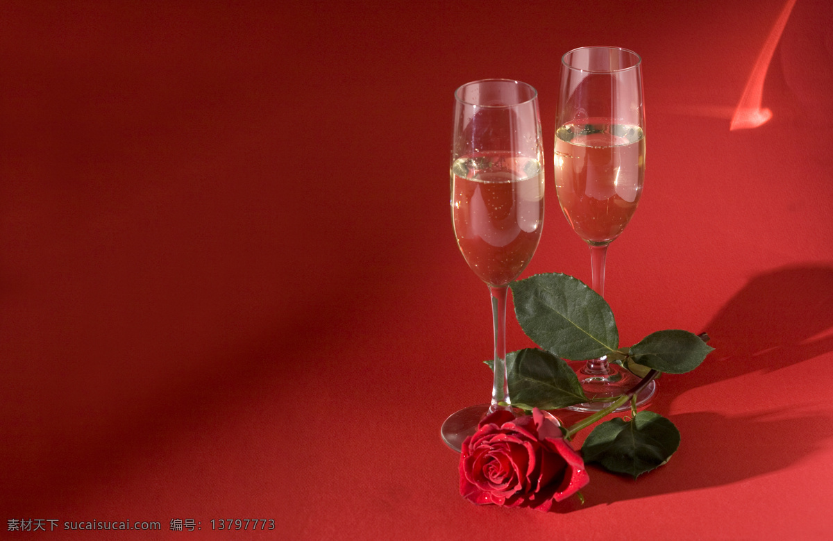 酒杯 玫瑰花 杯子 情人节素材 节日素材 花朵 鲜花 浪漫 温馨 节日庆典 生活百科