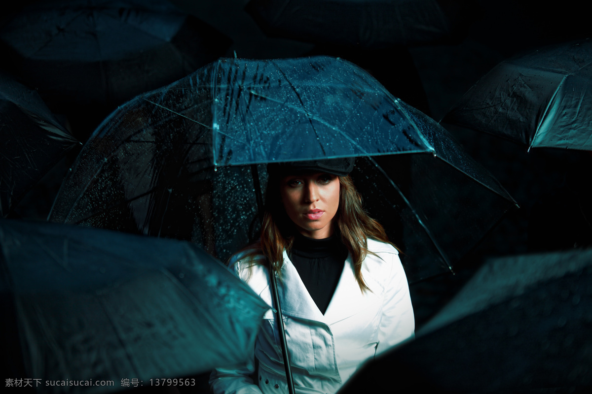 人群 中 女人 美女 女性 人物 人物摄影 生活人物 伞 雨伞 美女图片 人物图片