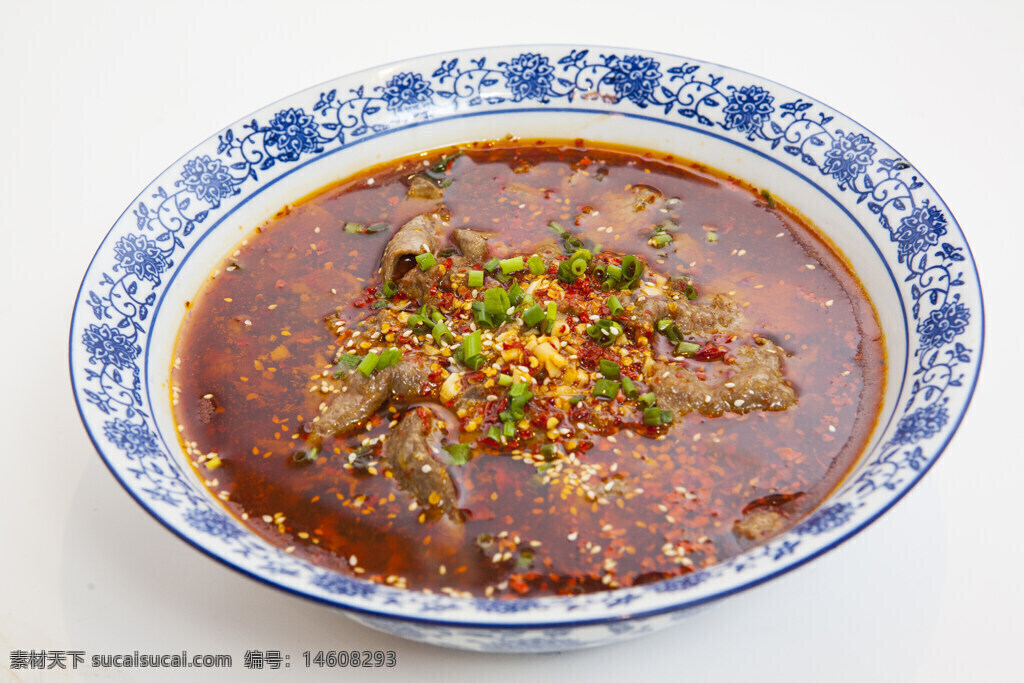 麻辣水煮牛肉 正宗川菜 四川美食 中餐 麻辣味道 传统菜肴 美食摄影 红油汤底 香辣口感 牛肉片 辣椒调料 花椒麻香 经典中餐 餐饮文化 家常菜