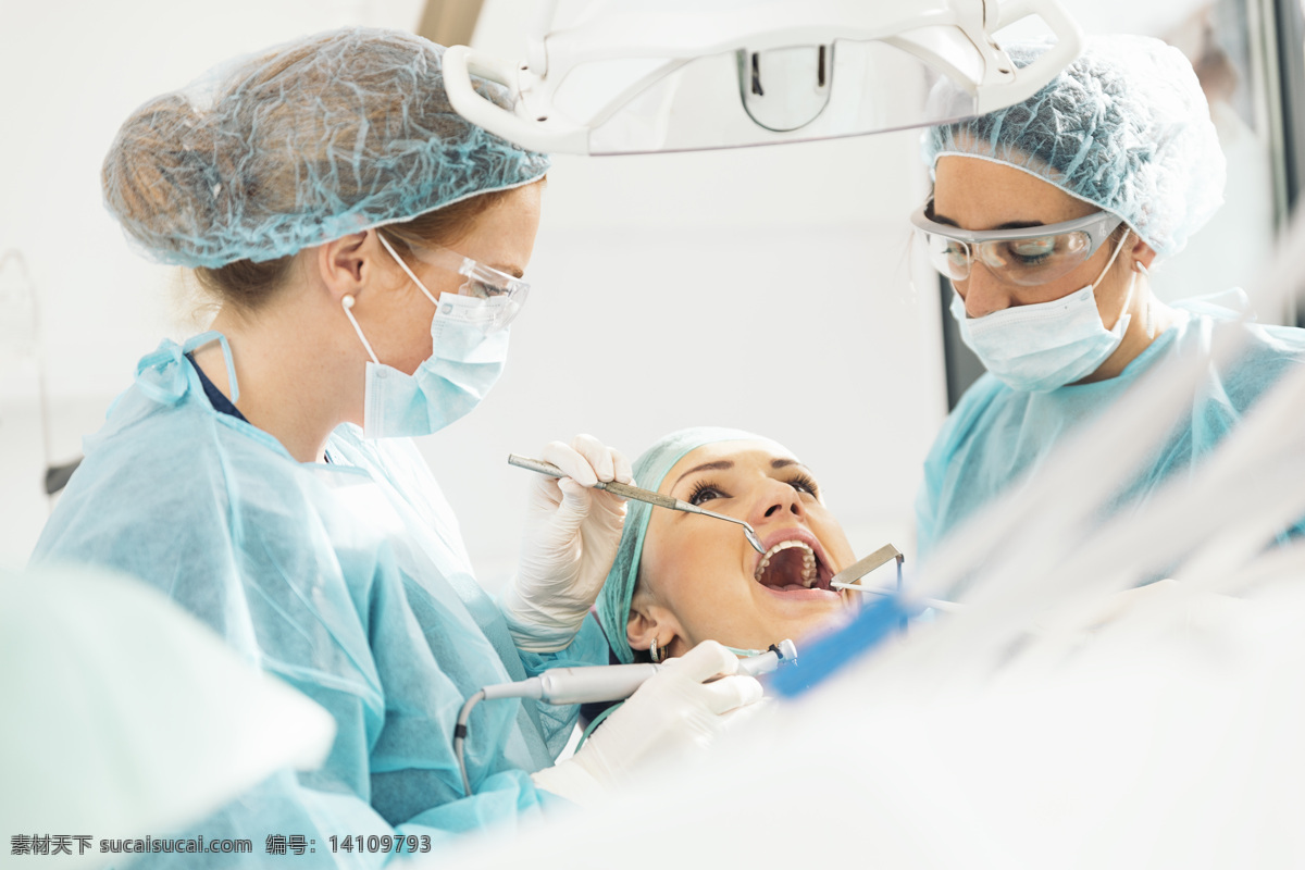 牙齿诊断治疗 机械设备 给美女看牙科 医生 医科器械 医疗护理 牙科医生 医务人员 病人 美女 现代科技