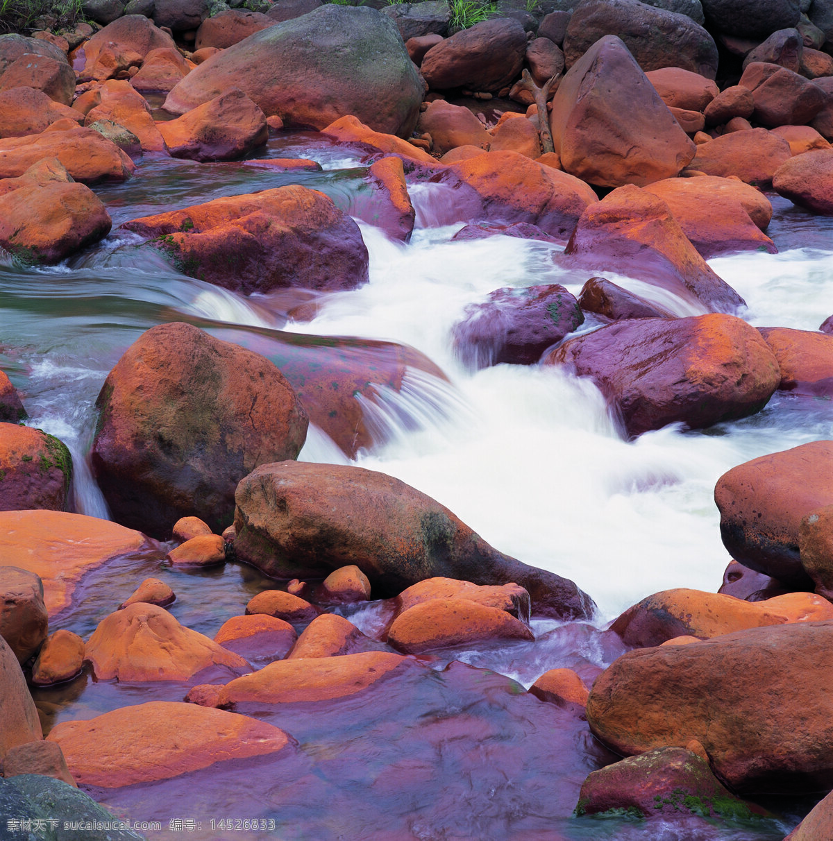 人与自然 石头 流水 红色石头 小溪