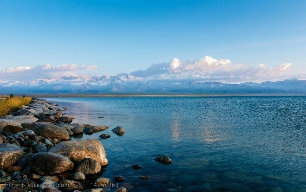 赛里木湖美景 赛里木湖 新疆美景 湖泊 静谧的湖泊 湖光山色 波光粼粼 自然景观 山水风景