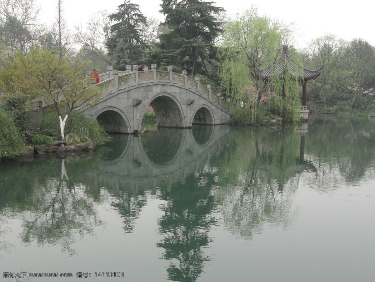 桥免费下载 草 杭州 湖水 绿树 桥 青草 树 树林 水中倒影 西湖 西湖风景 杭州西湖 风景 图 生活 旅游餐饮